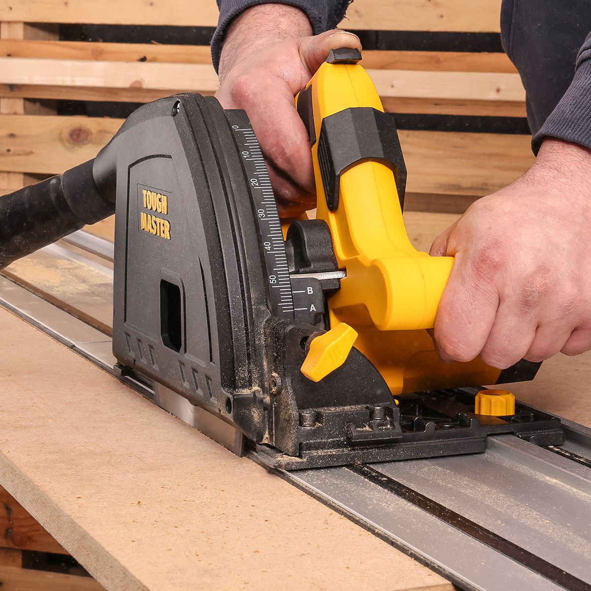 Įgilinamasis diskinis pjūklas su disku 165mm 48T - 1400W  Tough Master  TM-PTS165