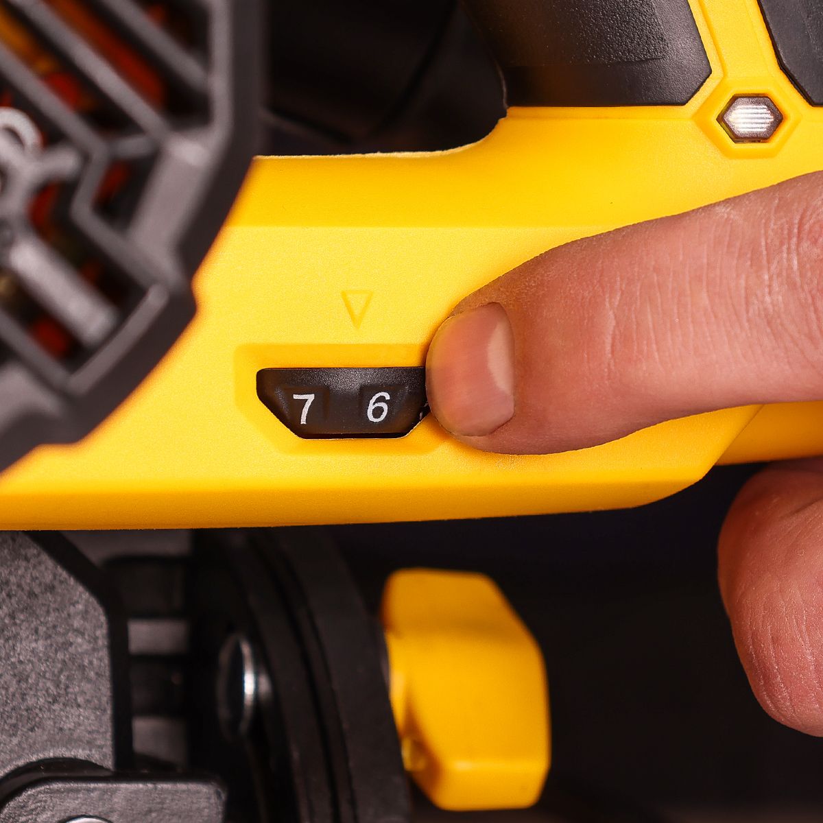 Įgilinamasis diskinis pjūklas su disku 165mm 48T - 1400W  Tough Master  TM-PTS165