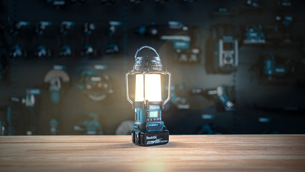 Akumuliatorinis prožektorius-radijas Makita DMR056; 14,4/18 V (be akumuliatoriaus ir pakrovėjo)