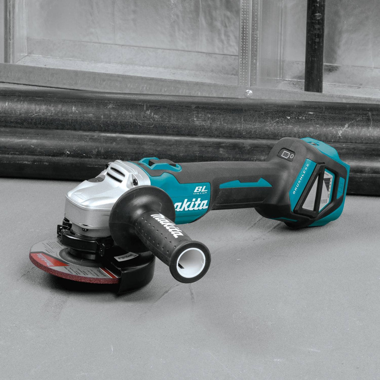 Makita   18V  akumuliatorinis kampinis šlifuoklis LXT Brushless 125mm DGA513